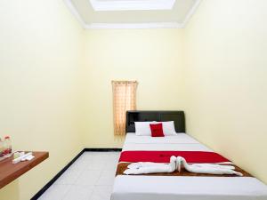 Giường trong phòng chung tại Reddoorz Near Makam Bung Karno Blitar