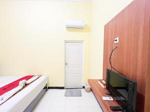 Телевизор и/или развлекательный центр в Reddoorz Near Makam Bung Karno Blitar