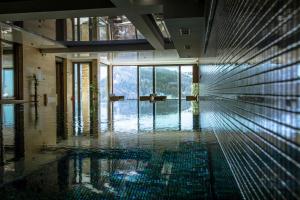 a room with a pool in the middle of a building at Vista47 Zoned II Kopaonik in Kopaonik
