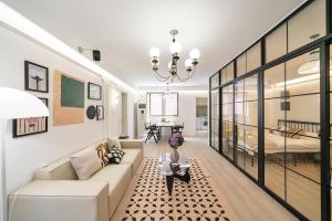 Posezení v ubytování Shanghai Yi Du B&B - Family Suite located 500 meters away from Nanjing West Road Subway and near People's Square