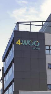 a hotel sign on the side of a building at 4WOO in Telêmaco Borba