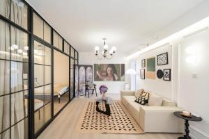 Posezení v ubytování Shanghai Yi Du B&B - Family Suite located 500 meters away from Nanjing West Road Subway and near People's Square