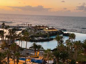una vista aerea di un resort vicino all'oceano di Suite 85, Villa Boutique privada con piscina a Icod de los Vinos