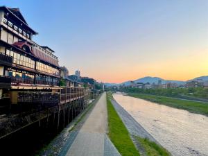 Giommachi的住宿－京都　水凪庵　Kyoto Mizunagian，河边的建筑物