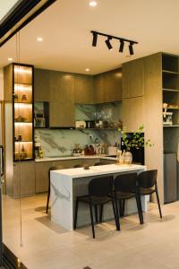 Kuchyň nebo kuchyňský kout v ubytování Ba Na Hills Sun World Family Home Villa + 14 fotografií