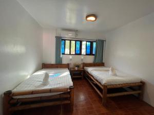 Un pat sau paturi într-o cameră la Aojing Diving Resort