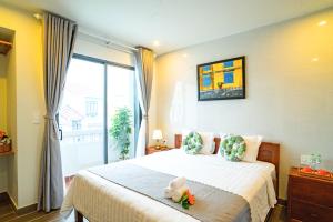 - une chambre avec un lit doté d'un ours en peluche dans l'établissement Phuoc Dat Riverside Homestay Hoi An, à Hội An