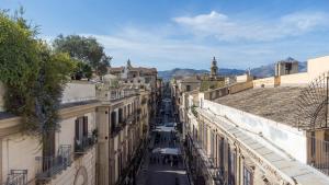 パレルモにあるPalazzo Ventimiglia Lodge & Suitesの建物のある街並み
