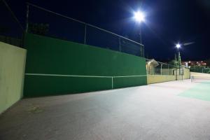 Tenis alebo squash v ubytovaní LYCIPONON Villa alebo jeho okolí