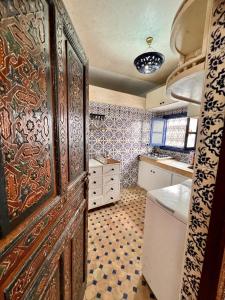 una cucina con una grande porta in legno in una stanza di Riad de charme - la perle des Oudayas a Rabat