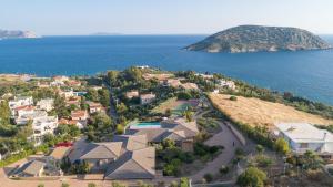 z góry widok na dom z oceanem w obiekcie LYCIPONON Villa w mieście Anavissos