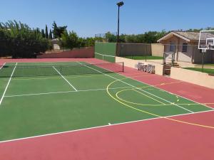 Tenis alebo squash v ubytovaní LYCIPONON Villa alebo jeho okolí