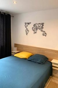 a bedroom with a large blue bed with a wall at Le Globetrotteur T3 pour 4 pers 70m2 au cœur d'Annecy in Annecy