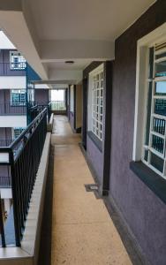 ein Flur eines Gebäudes mit Treppen und Fenstern in der Unterkunft Thehaven254 in Nakuru
