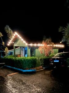 una casa con luces en el techo por la noche en Chale linda vista Penedo, en Itatiaia