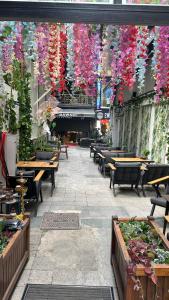 イスタンブールにあるGreen Star Taksim Hotelの天井に飾られたテーブルと花を楽しめるレストラン