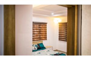 um quarto com uma cama e uma janela com persianas em Housesixapartment em Loburo