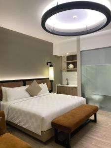 1 dormitorio con cama grande y lámpara grande en Posto Dormire Sudirman en Yakarta