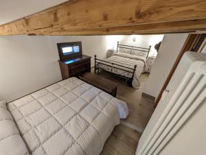 Postel nebo postele na pokoji v ubytování Mansarda con vista panoramica Limone Piemonte