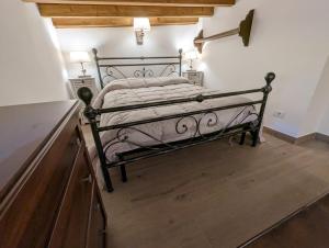 Postel nebo postele na pokoji v ubytování Mansarda con vista panoramica Limone Piemonte