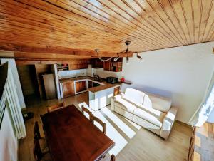 an overhead view of a living room with a wooden ceiling at Mansarda con vista panoramica Limone Piemonte in Limone Piemonte