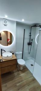 y baño con aseo, lavabo y ducha. en Apartamento Minairons Espot, en Espot