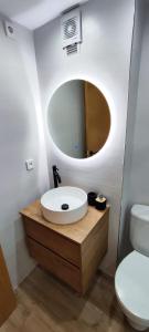 Apartamento Minairons Espot في إيسبوت: حمام مع حوض ومرحاض ومرآة