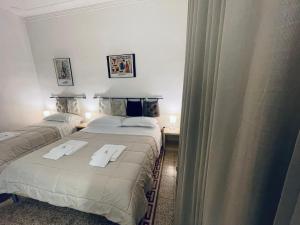 2 Betten in einem Hotelzimmer mit Handtüchern darauf in der Unterkunft Celso Otto in Florenz