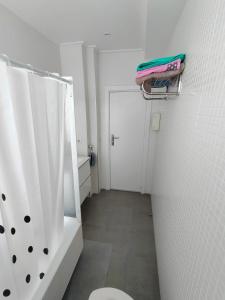 baño con ducha, aseo y puerta en SM18 Apartment en San Sebastián