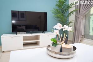 TV a/nebo společenská místnost v ubytování Newly Furnished Cozy 1 Bedroom in Dubai Silicon Oasis