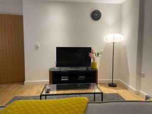 een woonkamer met een flatscreen-tv en een bank bij Inviting 2-Bed Apartment in Reading in Reading