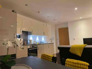 cocina y comedor con mesa y sillas en Inviting 2-Bed Apartment in Reading en Reading