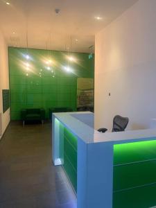 een groene en witte badkamer met een wastafel en een bad bij Inviting 2-Bed Apartment in Reading in Reading