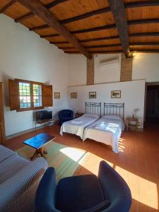 ein Wohnzimmer mit zwei Betten und einer Couch in der Unterkunft Borgo Bottaia in Grassina + 112 Fotos