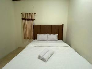 Vuode tai vuoteita majoituspaikassa Brilliant Homestay Dieng RedPartner