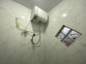 Kylpyhuone majoituspaikassa Brilliant Homestay Dieng RedPartner