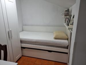 Habitación pequeña con cama pequeña en la esquina en La Casa di Paulina, en Cerveteri