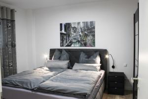1 dormitorio con 1 cama con una foto en la pared en Wiedbachtaljuwel en Roßbach