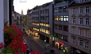 - Vistas a una calle de la ciudad con un edificio en Hotel Atlanta, en Múnich