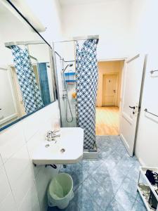 ein Bad mit einem Waschbecken und einem Spiegel in der Unterkunft Celso Otto in Florenz