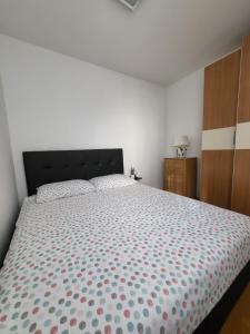 1 dormitorio con 1 cama grande y armario de madera en Apartment Tonci Vrbani, en Zagreb