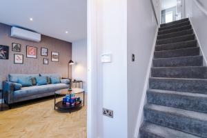 Uma área de estar em 4 Bedroom Townhouse in Manchester - By Hilltop Serviced Apartments