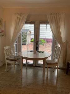 a table and chairs in a room with a window at Ferienwohnung in Werder Havel Innenstadt in Werder