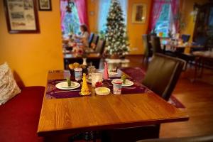 een houten tafel met eten erop met een kerstboom bij Fata Morgana in Cochem