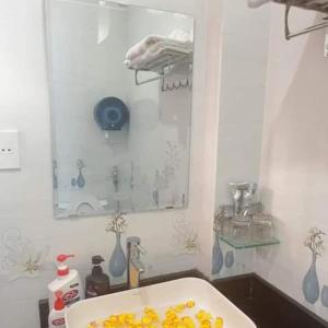 y baño con lavabo y espejo. en Anh Tuấn Hotel & Coffee - Pleiku, Gia Lai en Pleiku