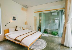 Giường trong phòng chung tại Shanti Wellness Sanctuary