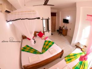 um quarto com duas camas num quarto em Sunflower Inn em Dambulla