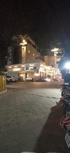 - un bâtiment éclairé avec un parking la nuit dans l'établissement Hotel Grape City,Nashik, à Nashik