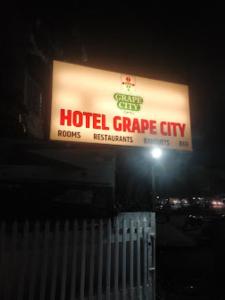 um sinal para uma cidade de garagem de hotel à noite em Hotel Grape City,Nashik em Nashik