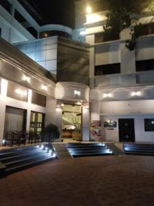 un grand bâtiment avec une façade éclairée la nuit dans l'établissement Hotel Grape City,Nashik, à Nashik